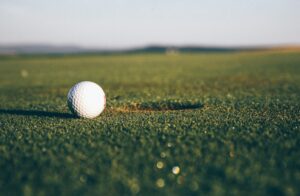 Balle de golf personnalisée sur un green