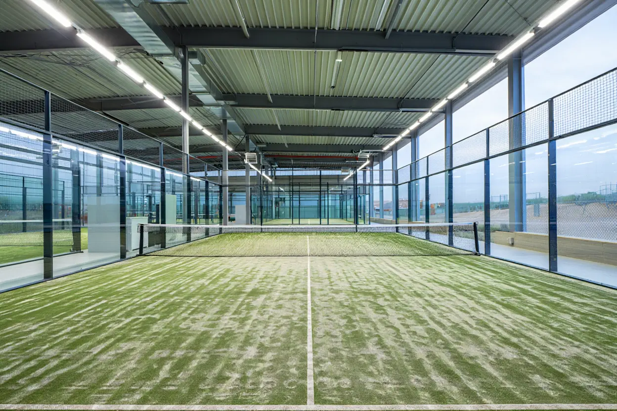 Installation intérieure d'un terrain de padel