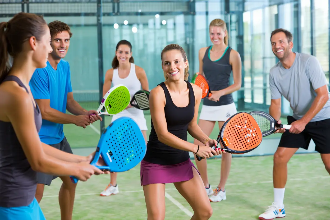 Équipe d'entreprise jouant au padel en salle