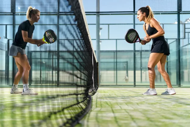 Match de padel professionnel en cours