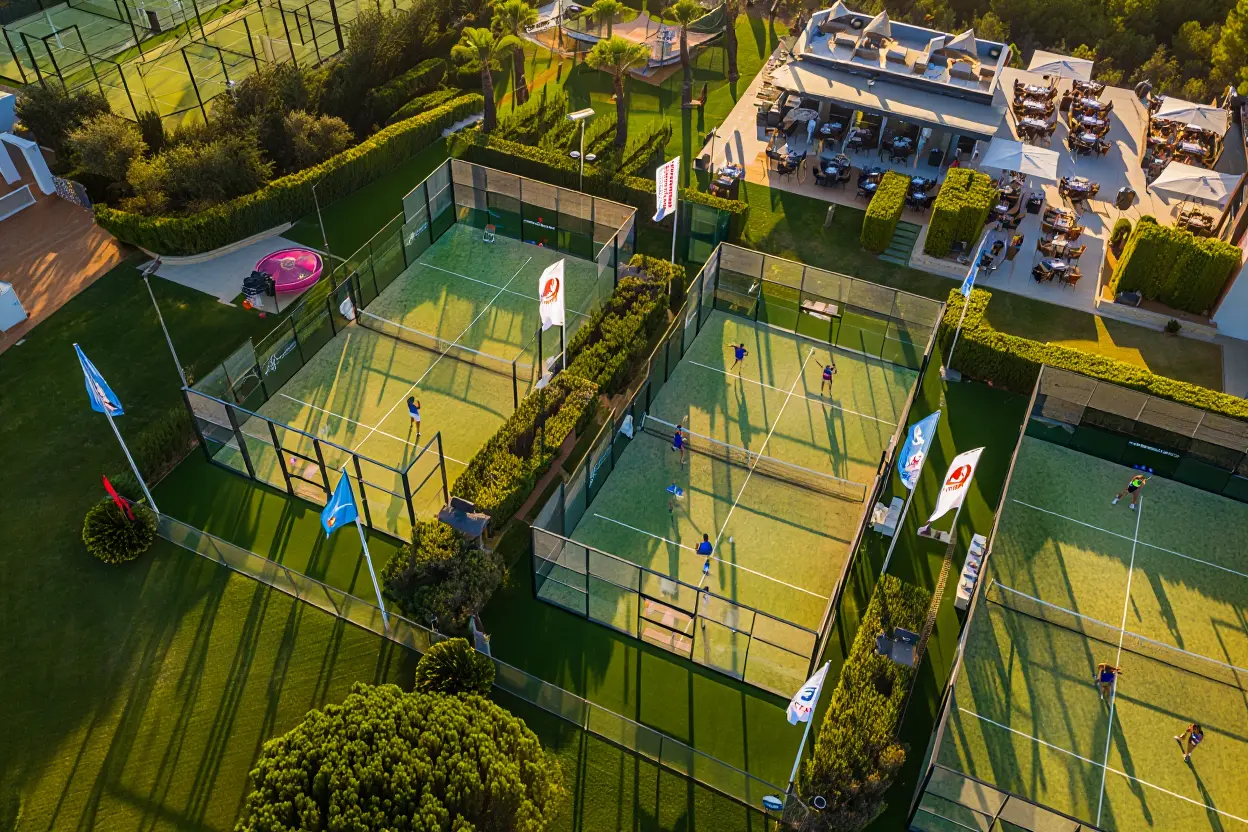 Vue aérienne d'un club de padel premium pour événements corporate
