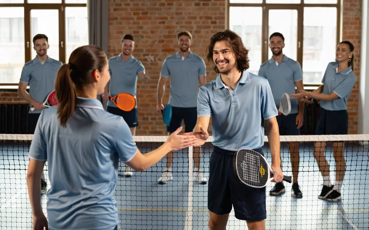 Collaborateurs jouant au pickleball en équipe