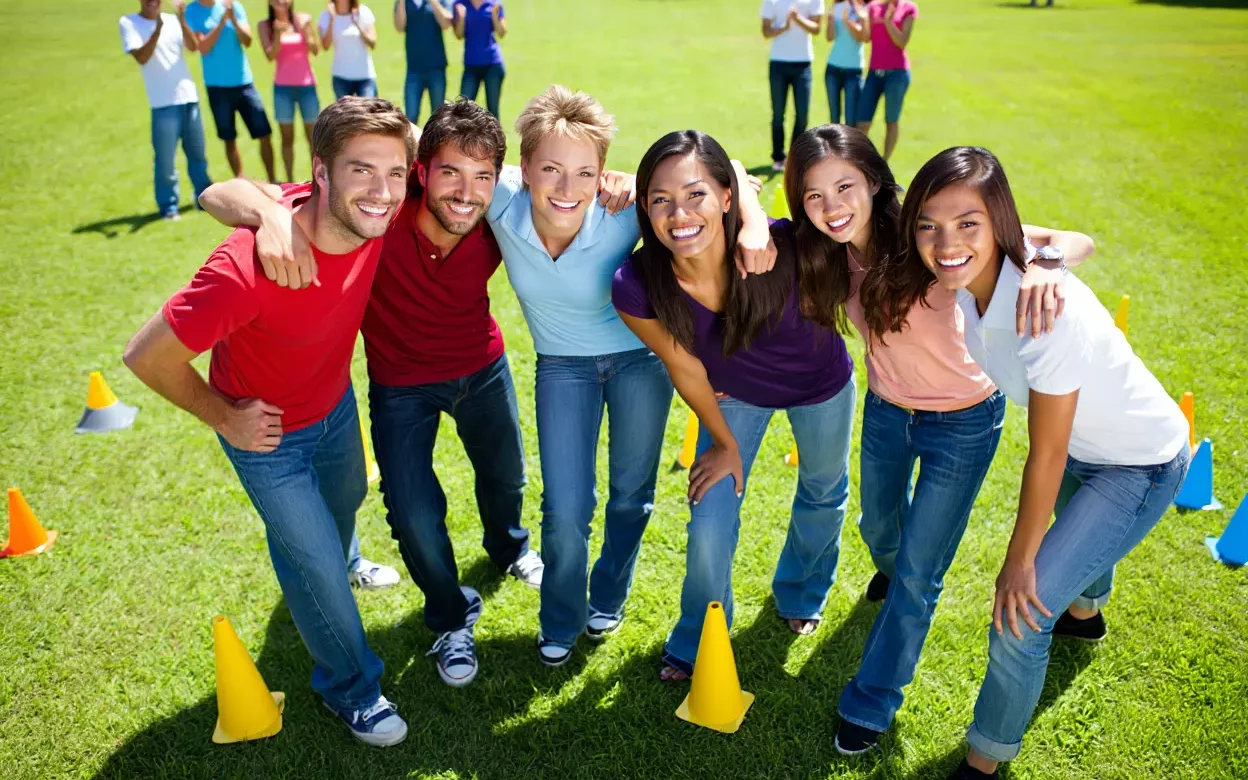 Équipe traversant un parcours d'obstacles lors d'olympiades d'entreprise
