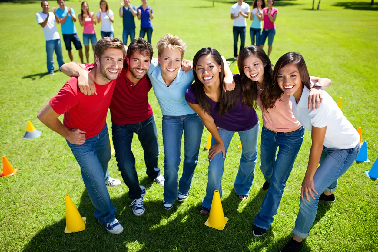 Équipe traversant un parcours d'obstacles lors d'olympiades d'entreprise