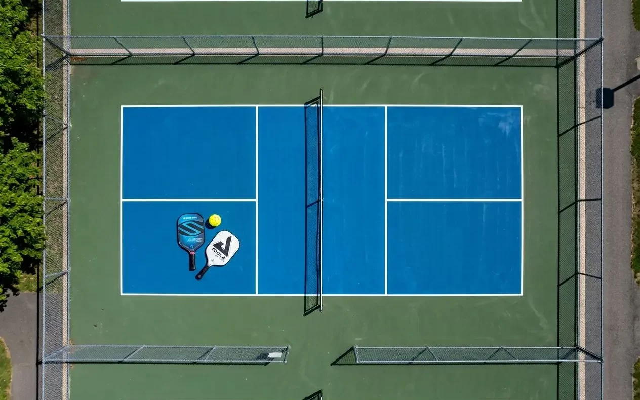 terrain-pickleball-marquages-zones-jeu Terrain de pickleball avec marquages et zones de jeu