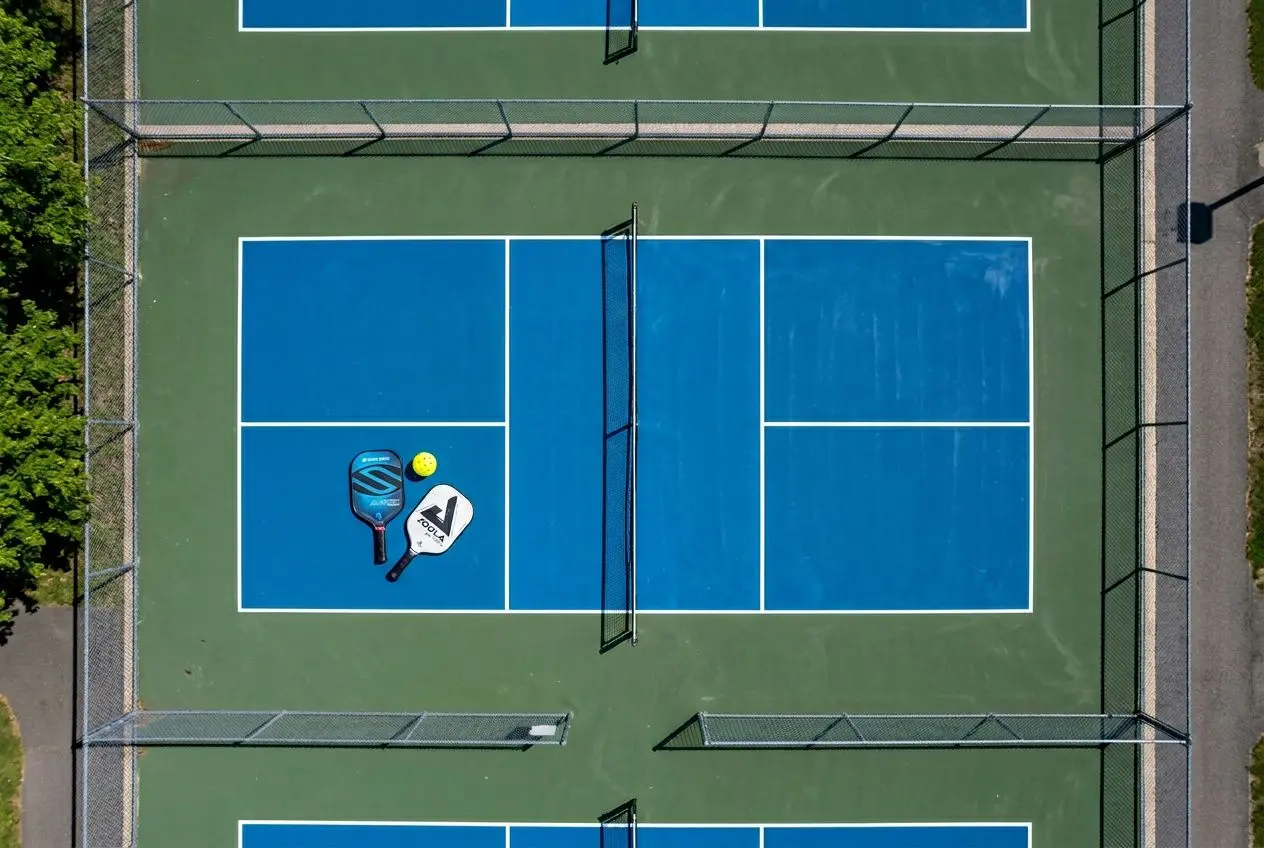 Terrain de pickleball avec marquages et zones de jeu