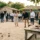Animation team building pétanque golf avec apéro pétanque: cadre extérieur, équipes en tenue business conviviale autour d’une partie et ambiance détente.