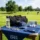 Table d’articles personnalisés pour un événement sportif en plein air : sac et casquette du golf club, bouteilles, balles et goodies présents. goodie événement sportif visibles.