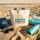 Casquettes, lunettes et sacs de plage personnalisés « goodies été » sur la plage avec tote bag Summer Vibes Co et gourde assortie.