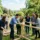 Groupe de personnes en extérieur participant à une activité de team building, assemblant une structure en bois collaborative. activitiés de team building pour la cohésion.