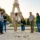 Groupe en plein jeu de pétanque près de la tour Eiffel, séance de team building sportif à Paris en extérieur.