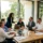 Groupe de professionnels autour d’une table de réunion, échange animé avec ordinateurs portables et notes, lors d’un séminaire d’entreprise. activiés pour un séminaire d'entreprise intégrées.