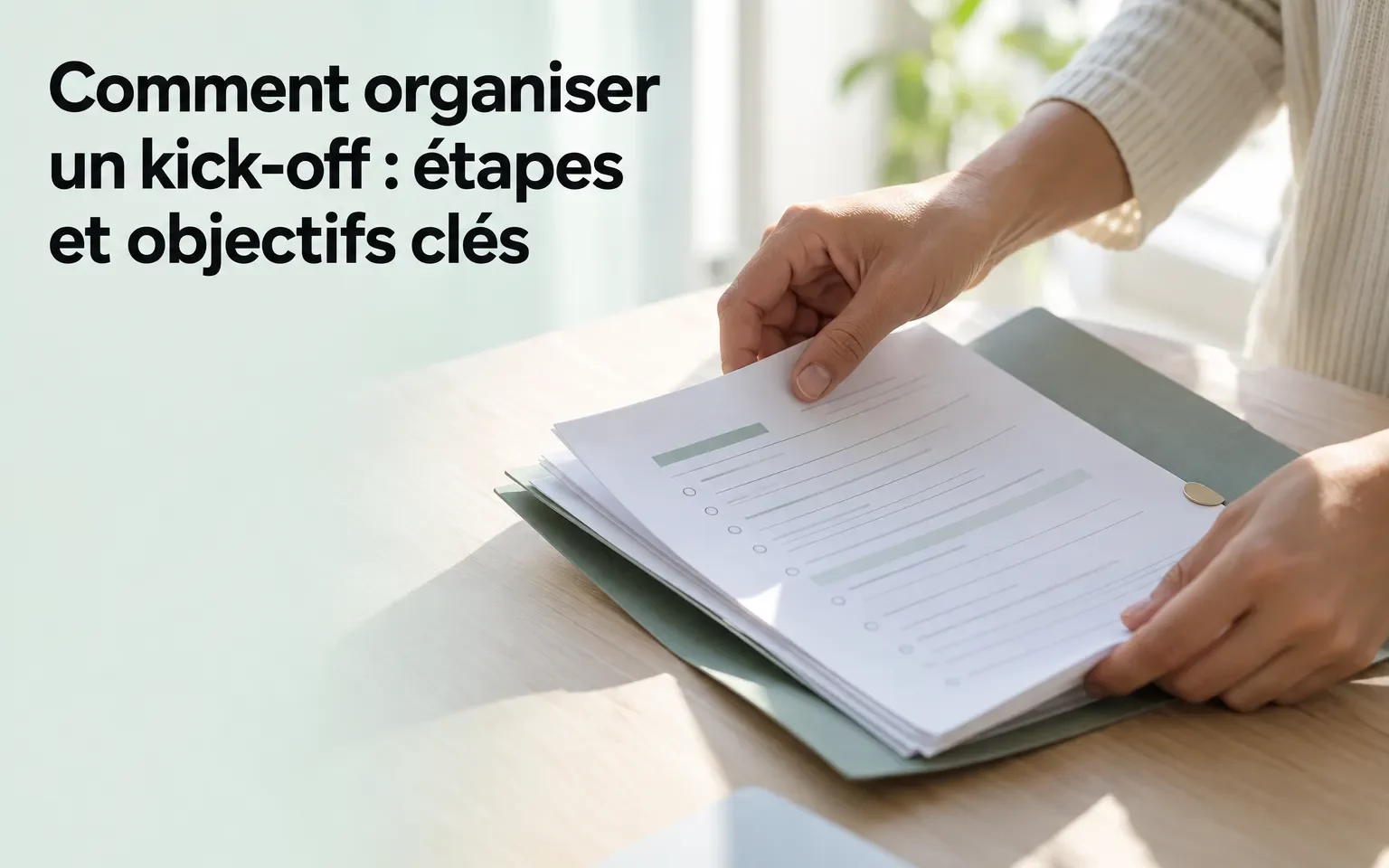 comment-organiser-kick-off-personne-feuillete-documents Comment organiser un kick-off : une personne feuillete des documents sur une table, en lumière naturelle.