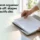 Comment organiser un kick-off : une personne feuillete des documents sur une table, en lumière naturelle.