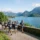 Groupe de coureurs en pleine course sur un chemin au bord d’un lac, entouré de montagnes et de verdure. Intègre naturellement « agence événementiel sportif annecy ».