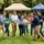 Groupe d’employés jouant avec un ballon lors d’un séminaire en plein air, sous tentes, activité conviviale et sportive entre collègues. Activités possibles pour un séminaire d'entreprise.