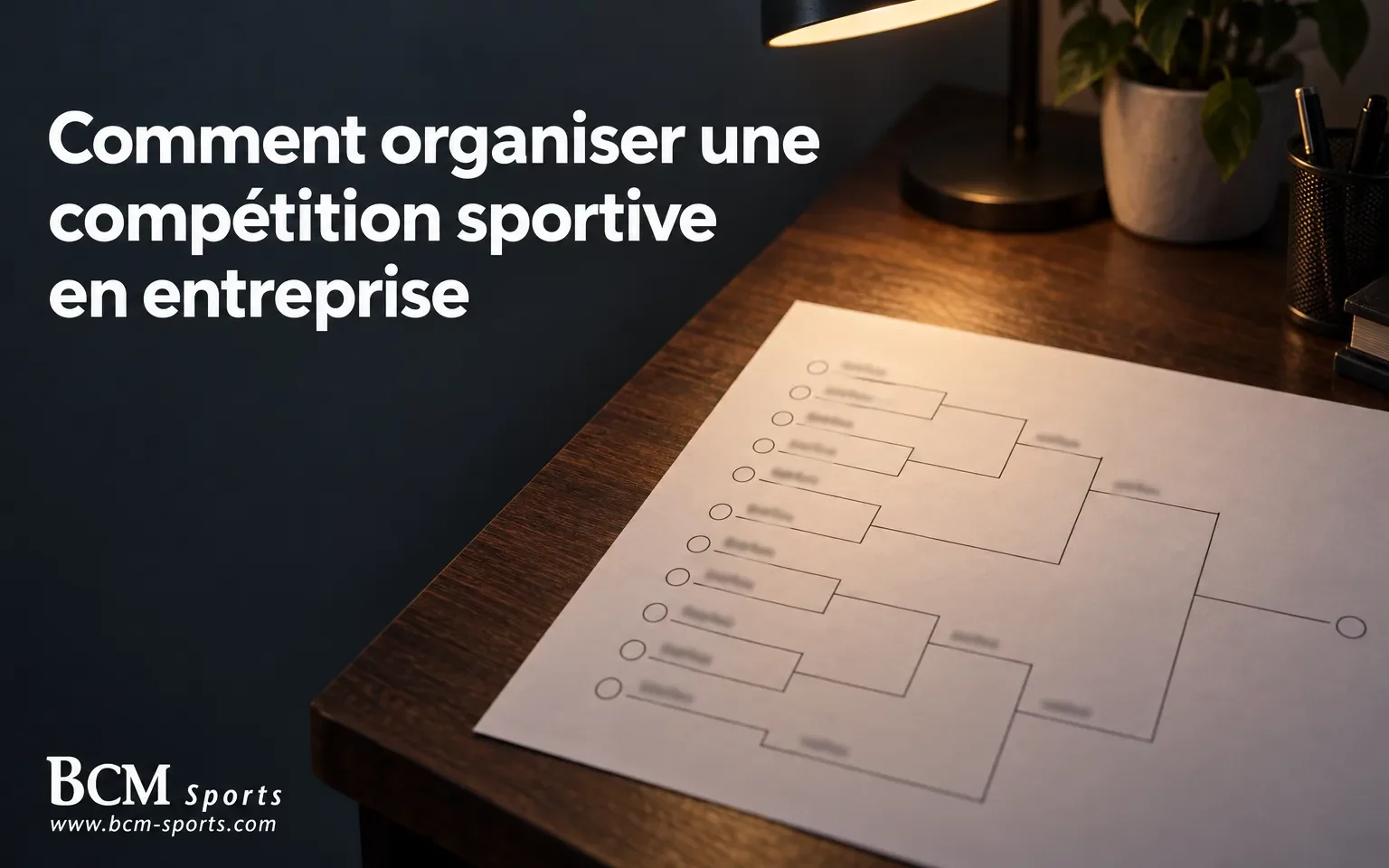 plan-tournoi-imprime-feuille-pose-bureau-lumieres-plantes-a Plan de tournoi imprimé sur une feuille posé sur un bureau avec des lumières et des plantes à l’arrière.