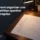 Plan de tournoi imprimé sur une feuille posé sur un bureau avec des lumières et des plantes à l’arrière.