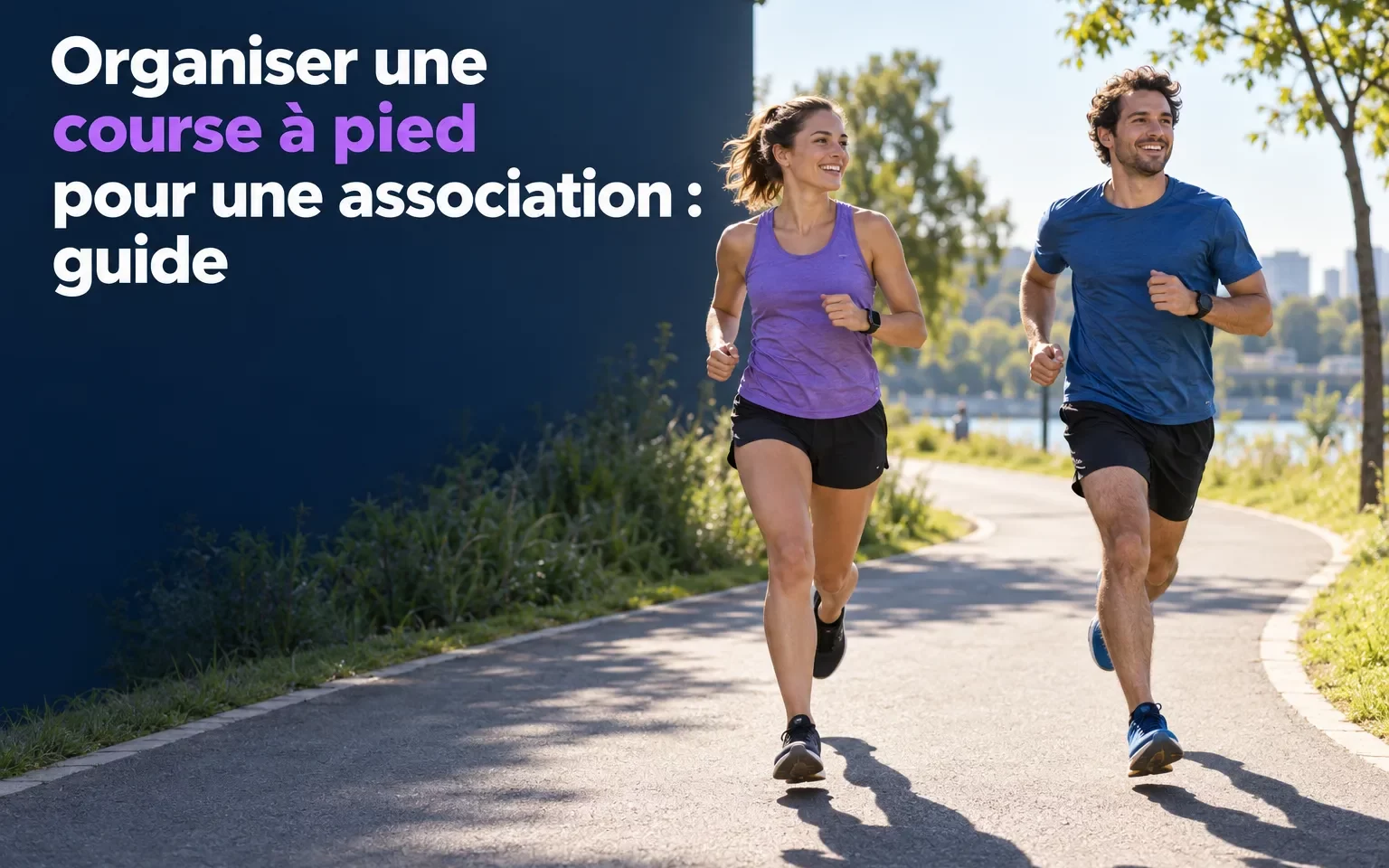 Deux coureurs en tenue de sport, sourire, courent sur une piste en plein air.